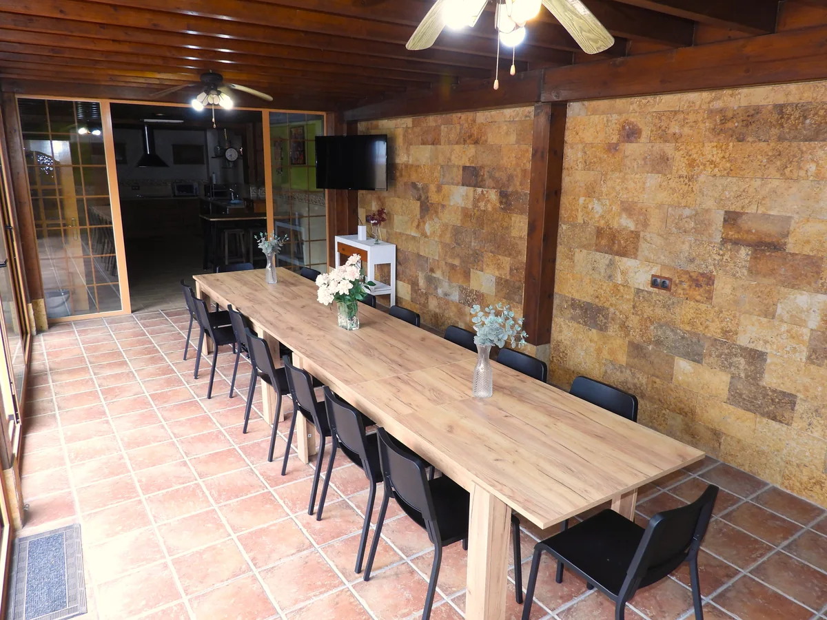 Comedor cubierto conectado con la piscina